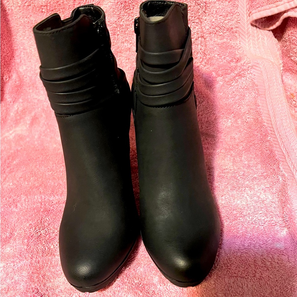 Spade heeled black never worn size 7